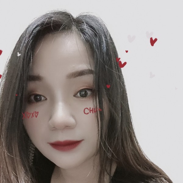 乌龟闻年轻的照片