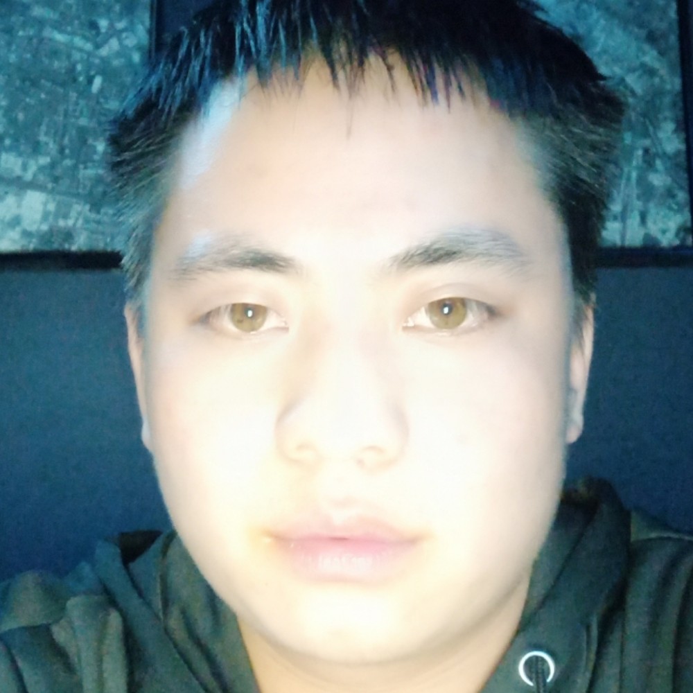 小伙凝眸呆萌的照片