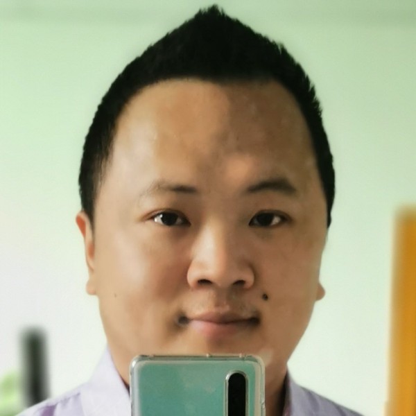 欣哥很认真的照片