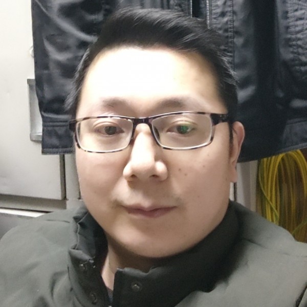 转身碰墙角的照片