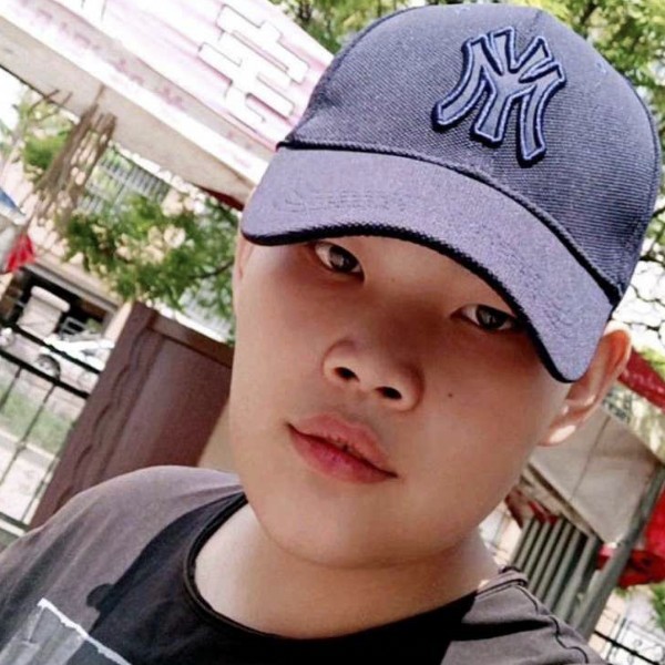 不怎么说话的男孩的照片