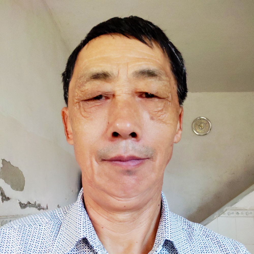 犀牛回眸聪慧的照片