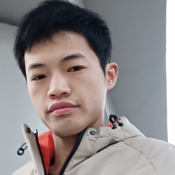 一个人拿大侠的照片