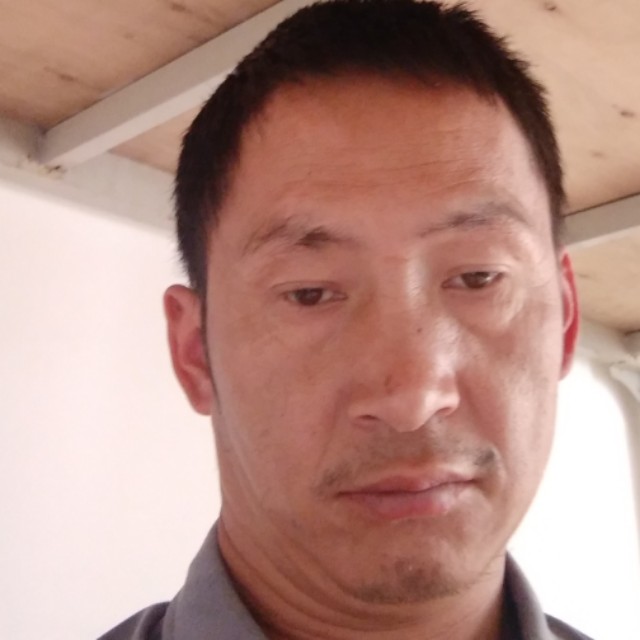 眯眯眼踢微笑的照片