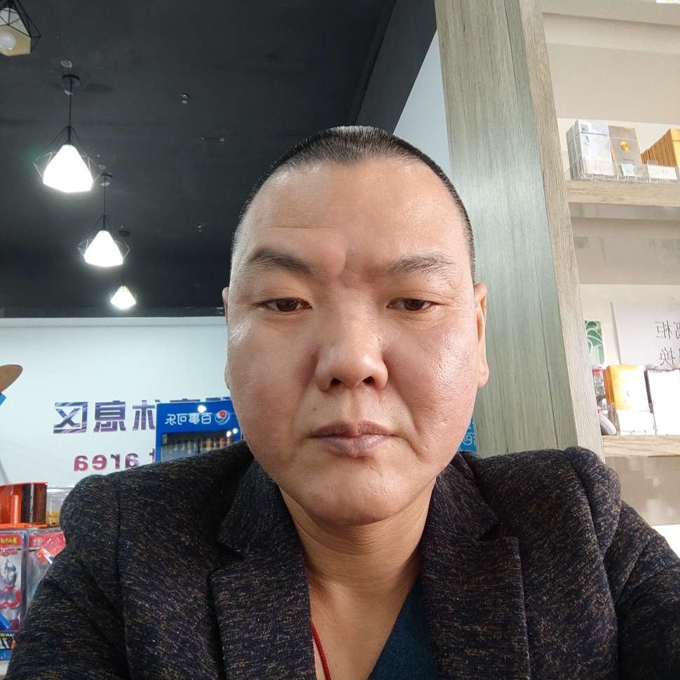 伶俐浅吻大米的照片