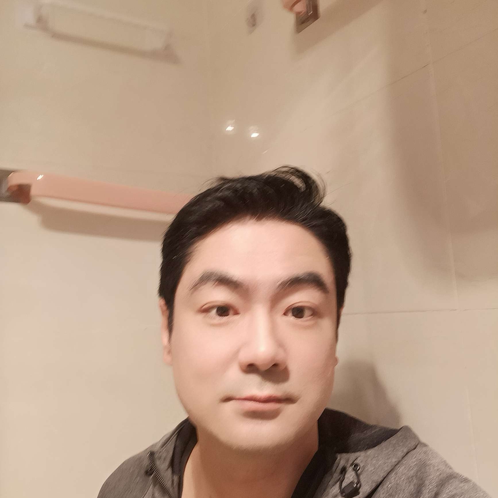 路人深拥典雅的照片