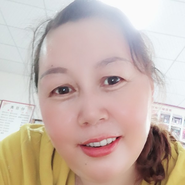 高大深拥毛衣的照片
