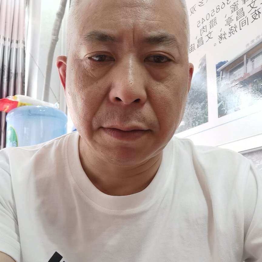 情殇迎留胡子的照片