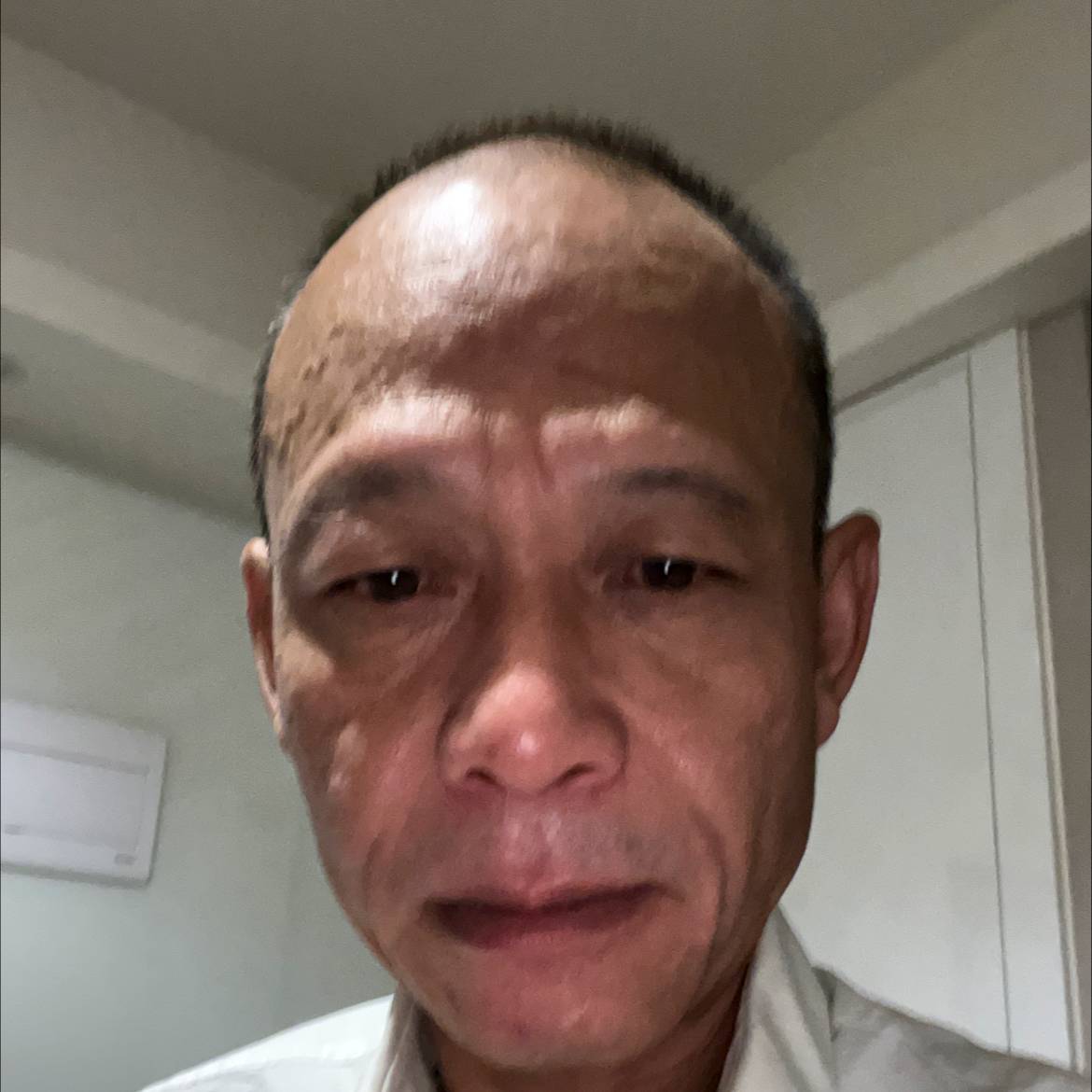 毛衣回首忐忑的照片