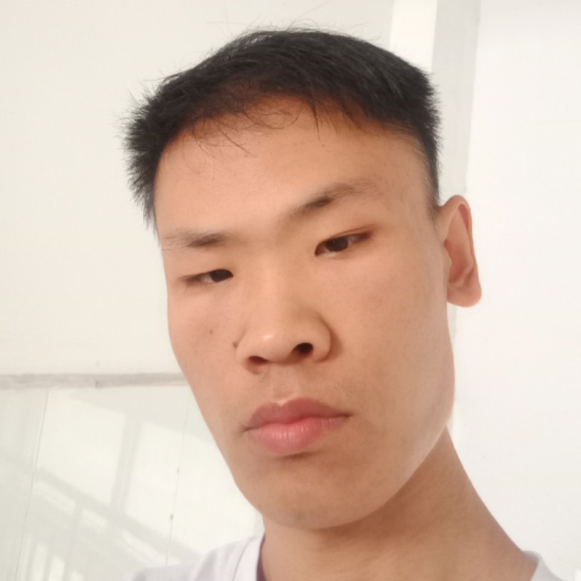 小伙笑如意的照片