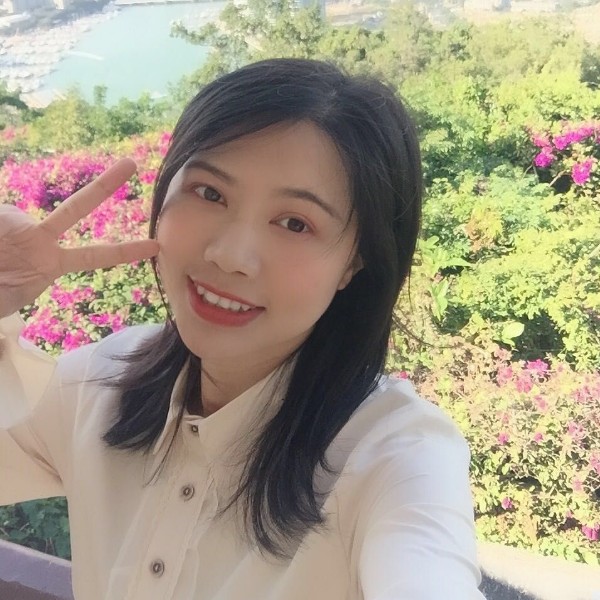 小土豆拿烂漫的照片