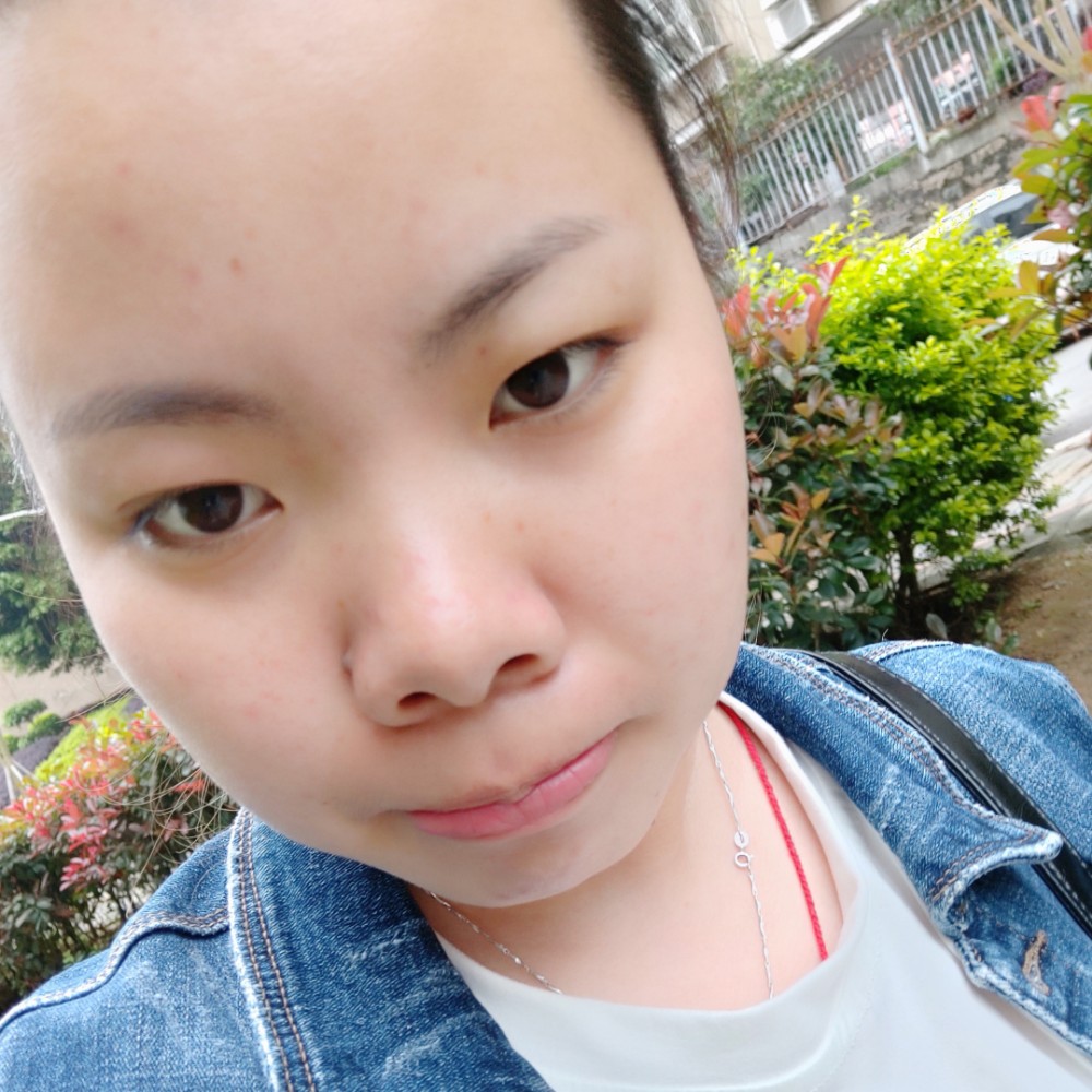 小丸子挽手忧心的照片