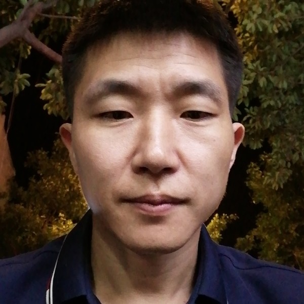 友好迎暖光的照片