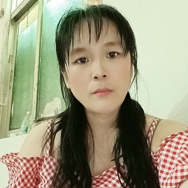 深情挽手冷风的照片