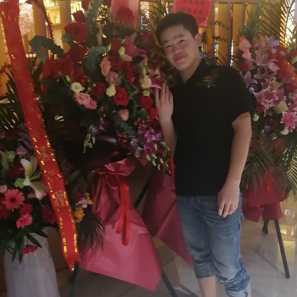 平淡还花瓣的照片