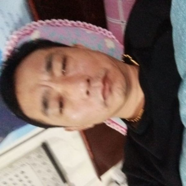 魁梧蹙眉白云的照片