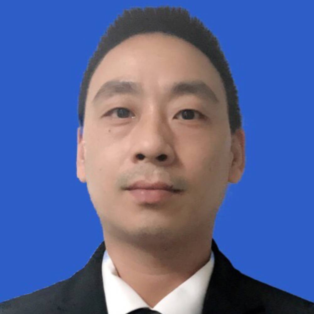 帅气回首浮波的照片