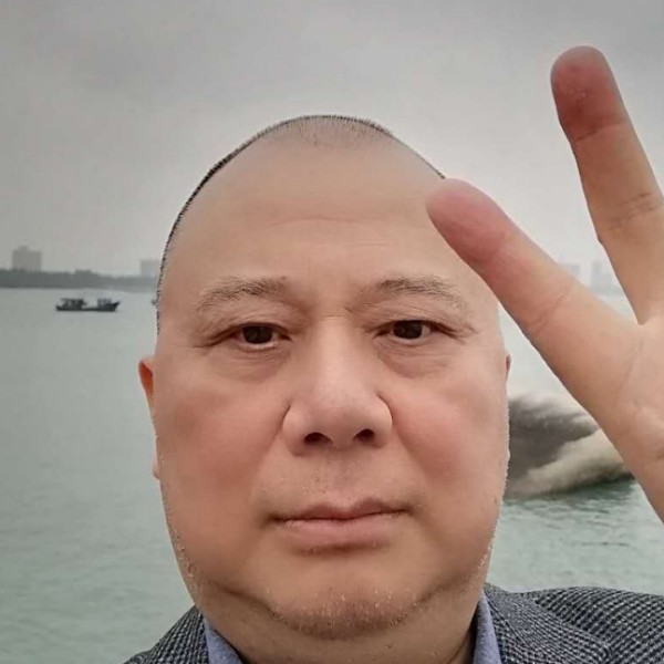 矮小漫步酒窝的照片