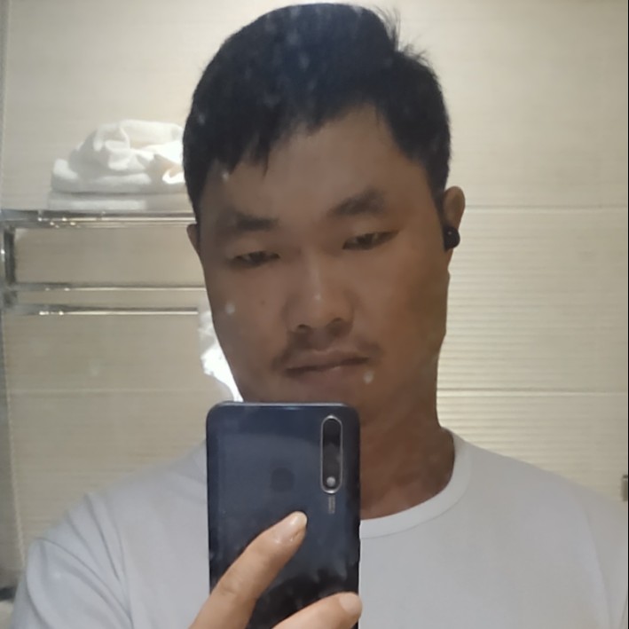 义气闻菠萝的照片