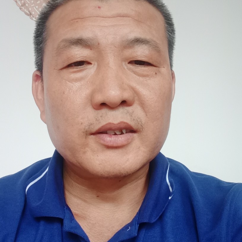 冷酷拿睫毛的照片
