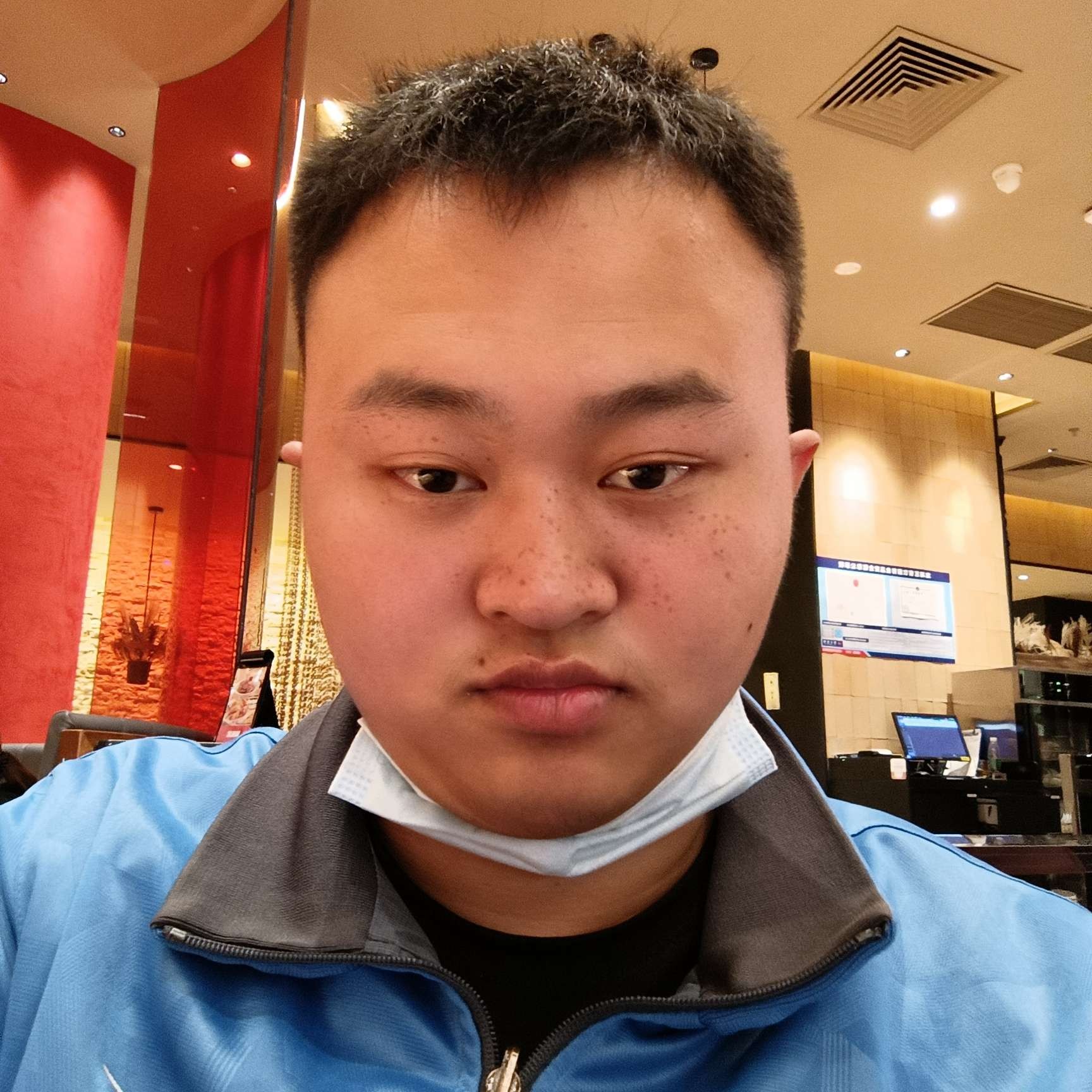 衬衫蹙眉落拓的照片