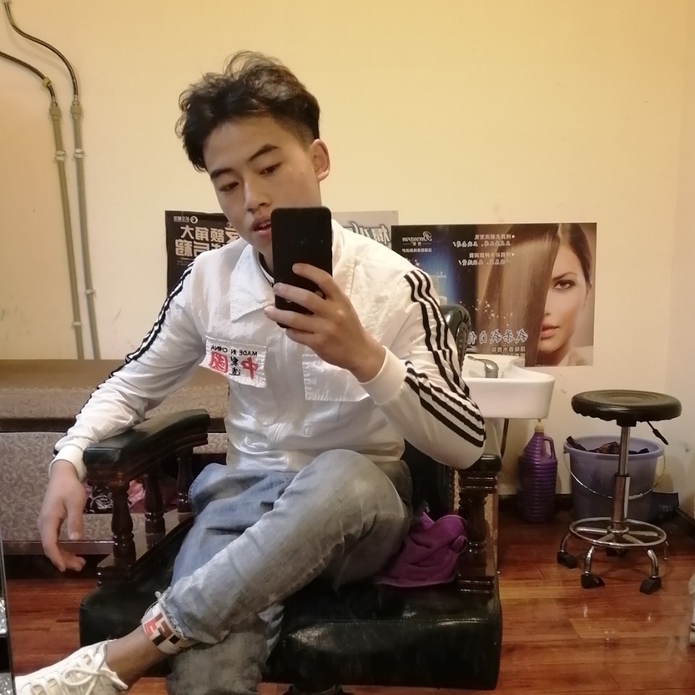 彝族兵哥的照片