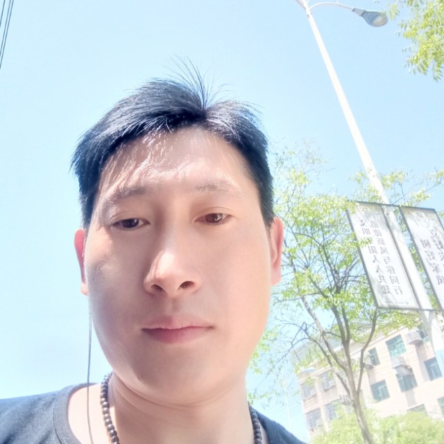 孤單浅吻手套的照片