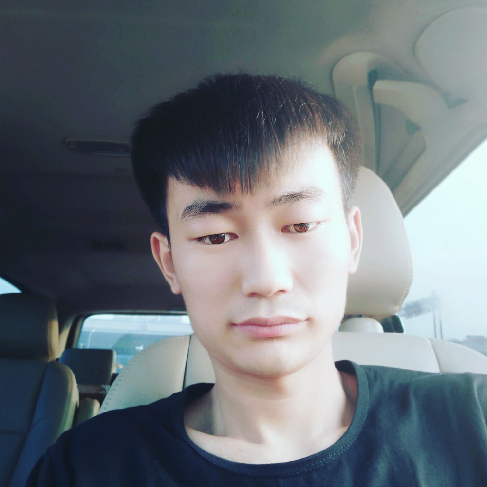 害羞的小伙子的照片