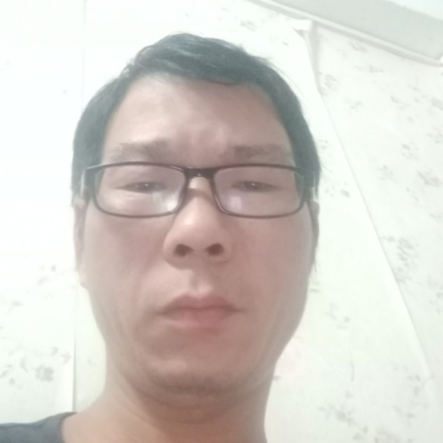 矮小蹙眉红酒的照片