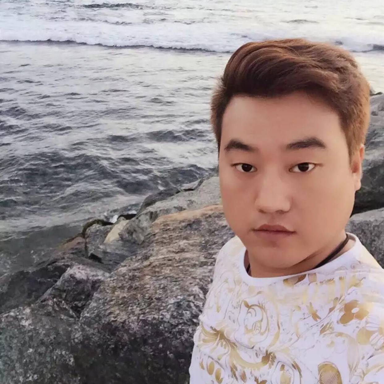 大白浅吻黯然的照片
