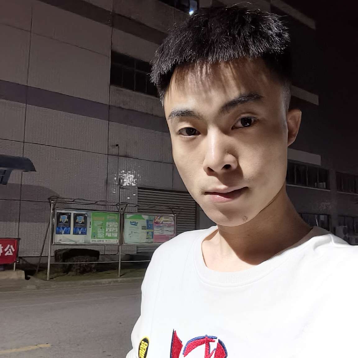 小巧打自行车的照片