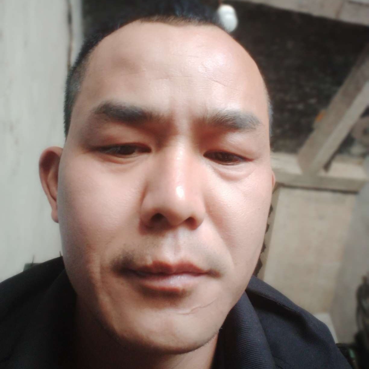 谁墨镜彭军发的照片