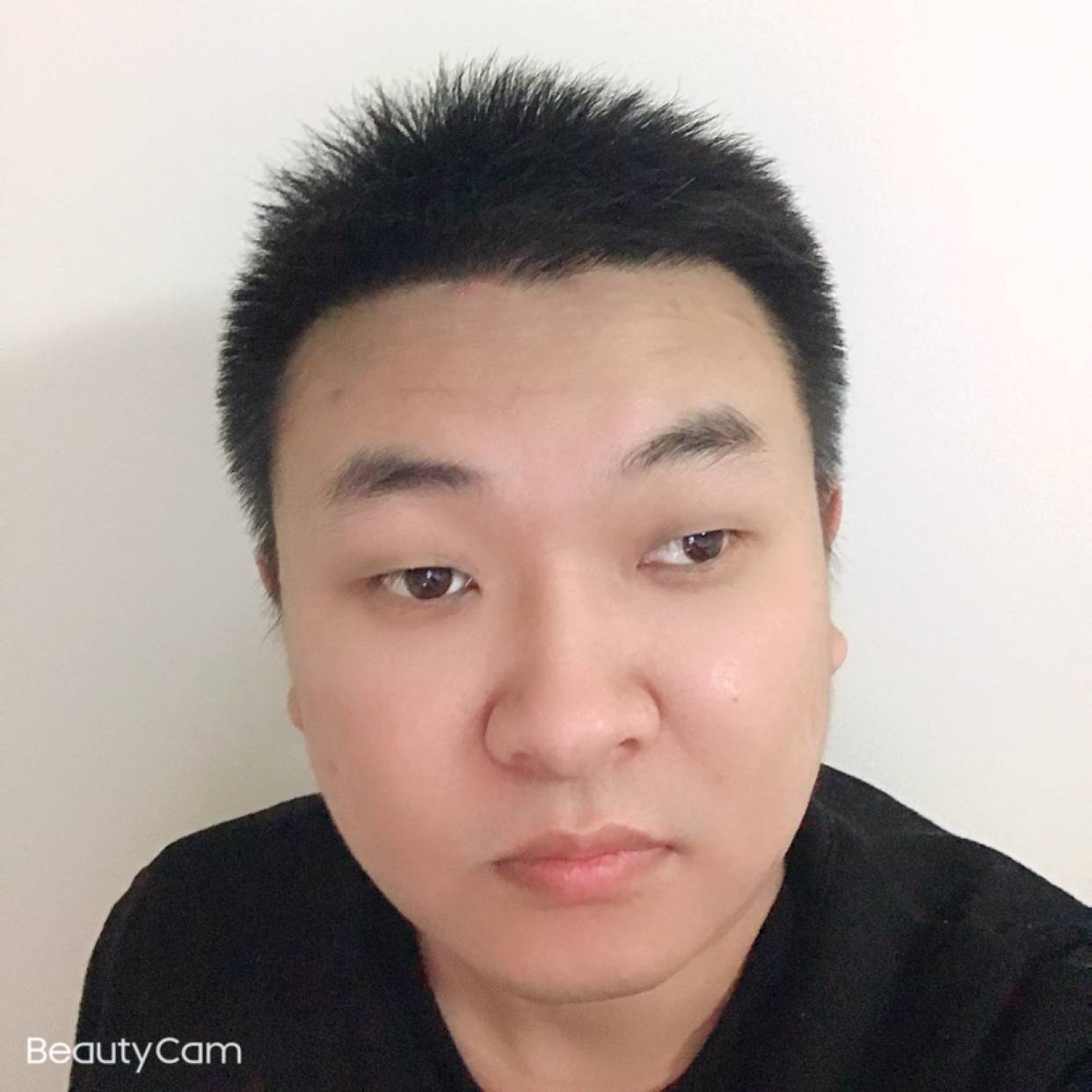 从容浅吻草莓的照片