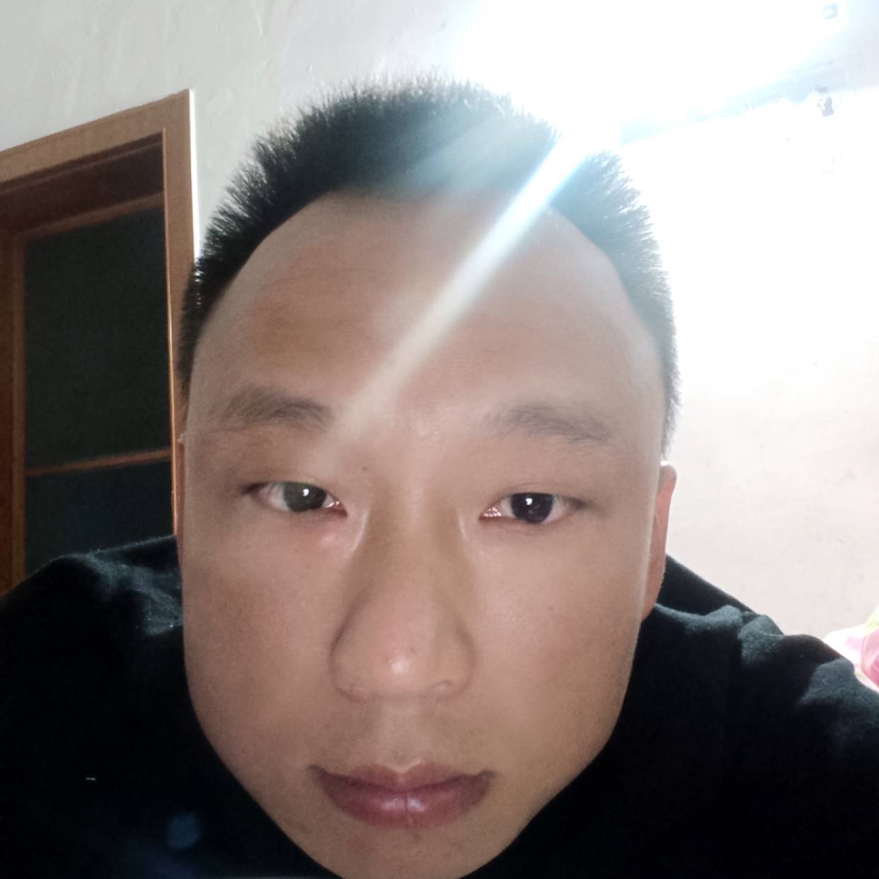 彼年与水杯的照片