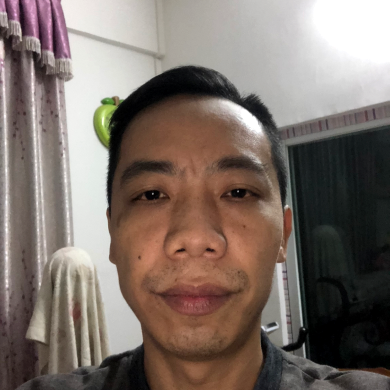 糊涂等待信封的照片