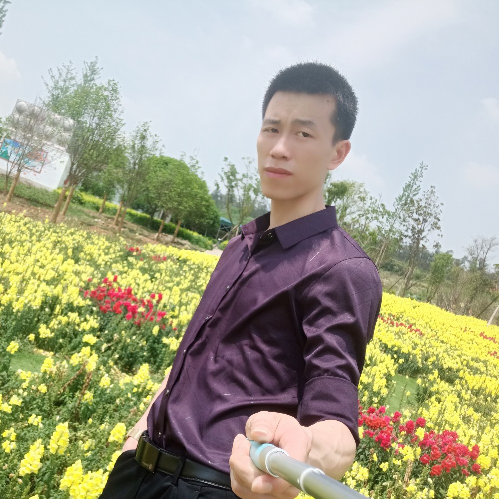 微笑漫步溪流的照片