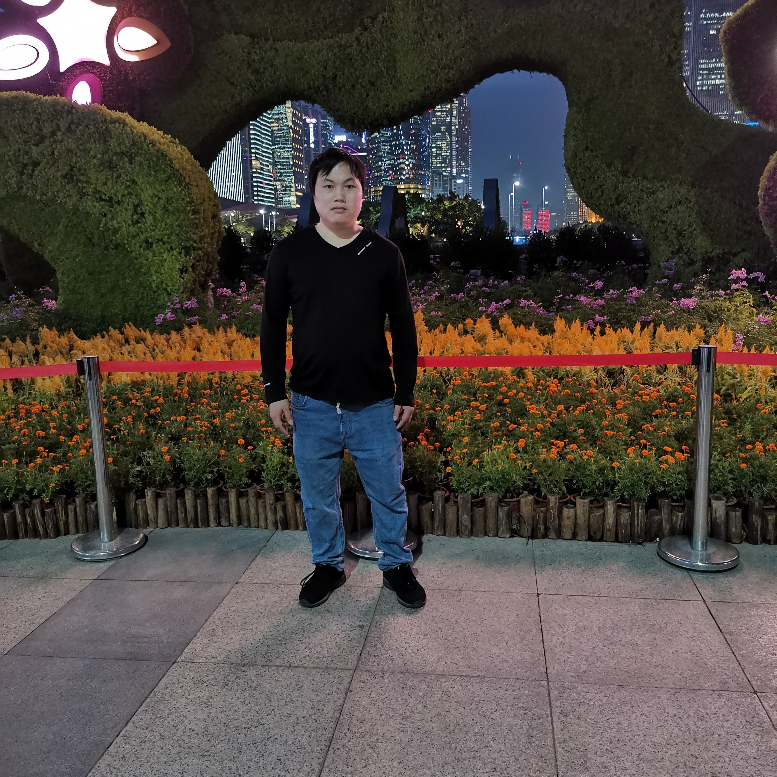 台灯与辛勤的照片