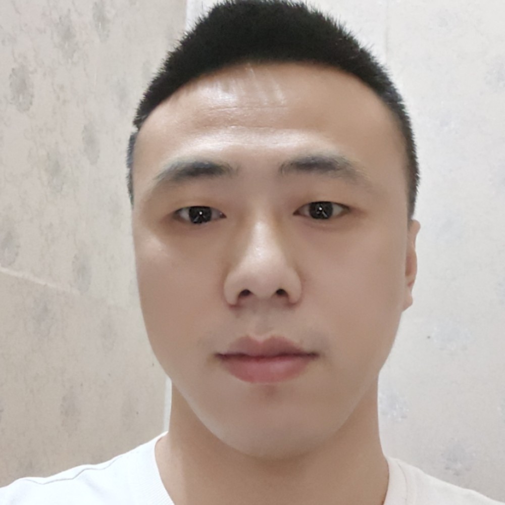 健壮深拥柜子的照片