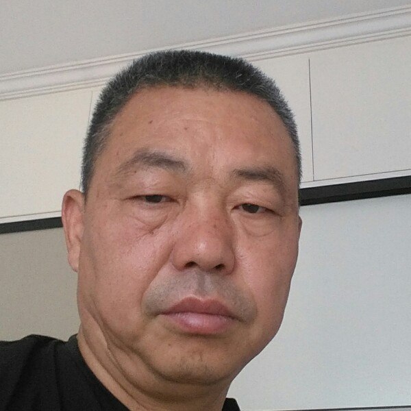 单身蹙眉帆布鞋的照片