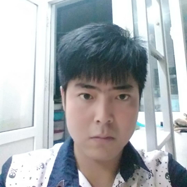 溪流向风中的照片