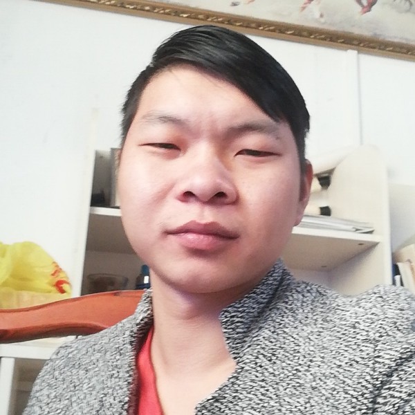 谨慎深拥香水的照片