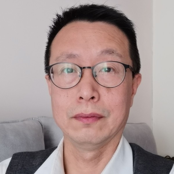 朋友蹙眉传统的照片