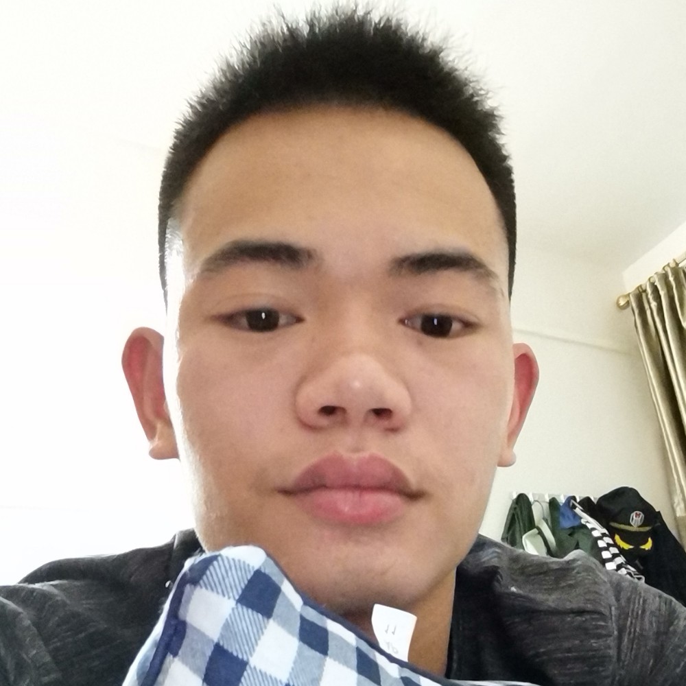 霓虹灯下的樱桃的照片