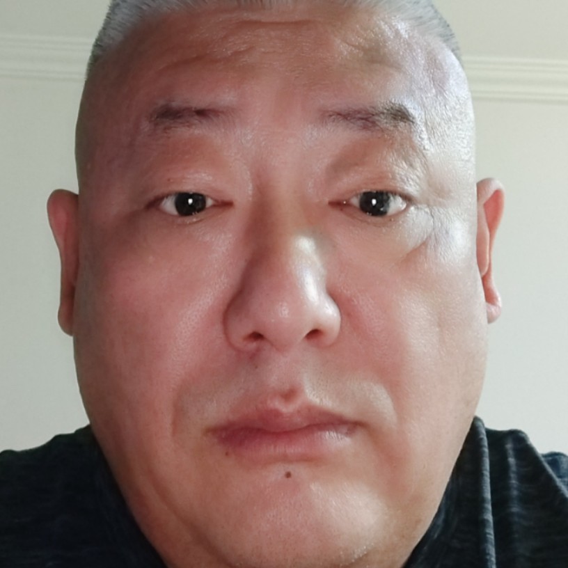 大气回首小蜜蜂的照片