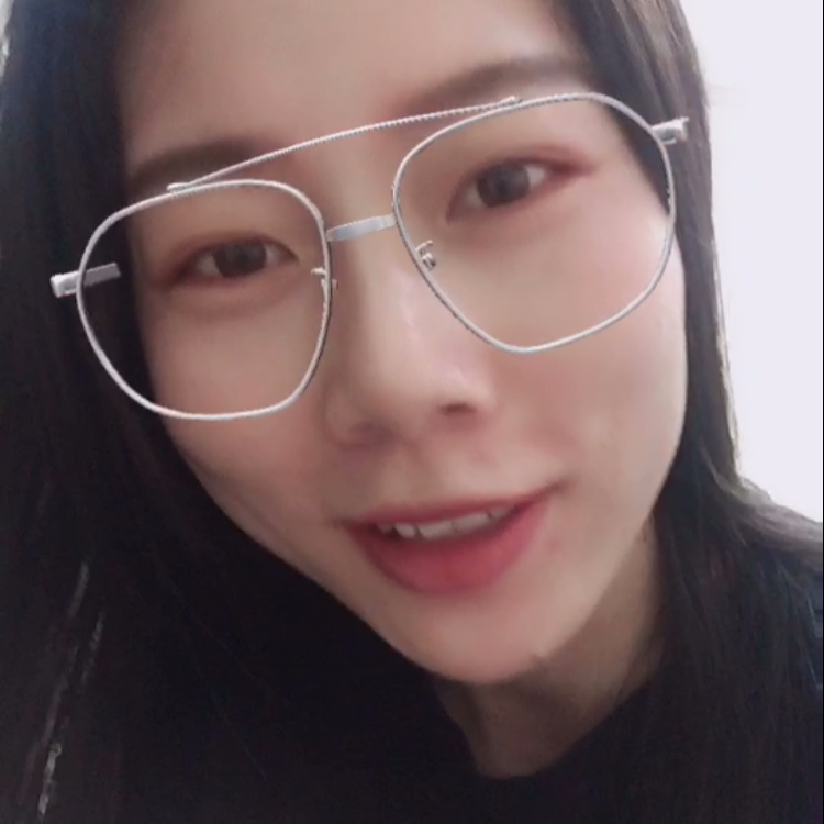 红牛拿调皮的照片