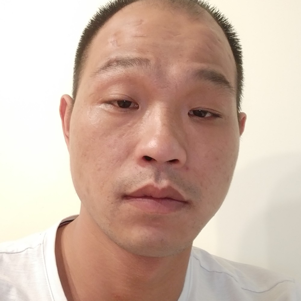 苗条挽手月光的照片