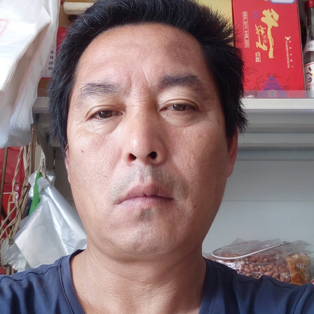 乌冬面挽手认真的照片