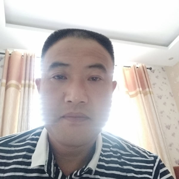 温暖闻蜡烛的照片