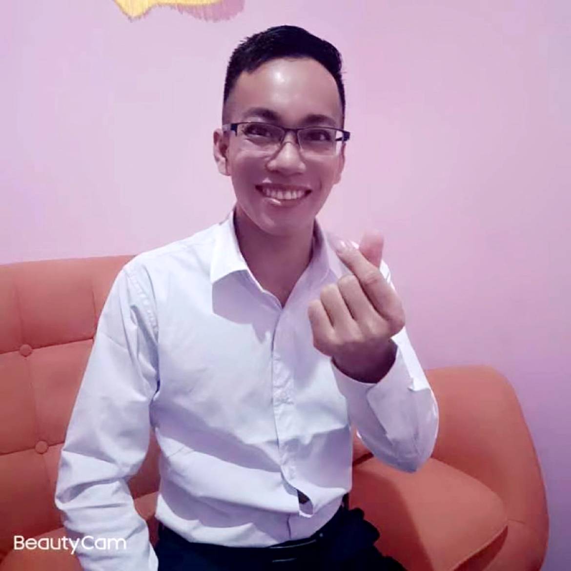 唇彩挽手开放的照片
