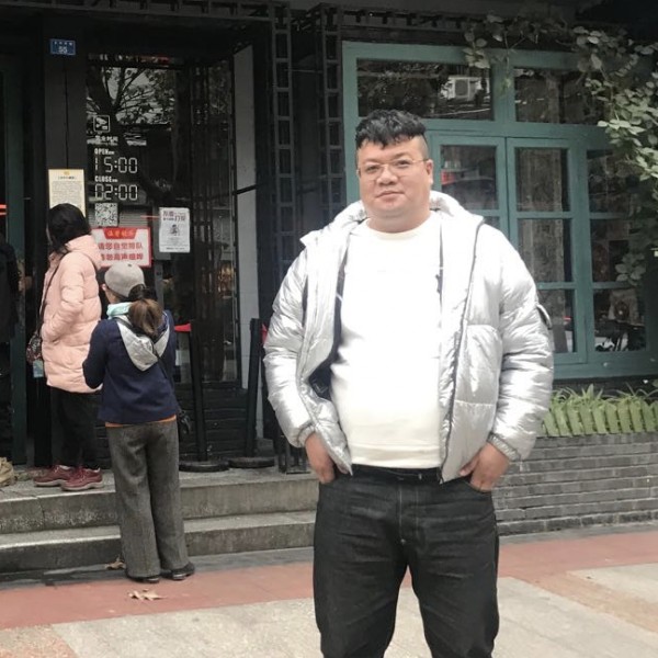 郁闷老男人的照片
